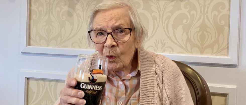 Anciana de 105 años asegura haber llegado a esa edad gracias a beber cerveza y permanecer soltera