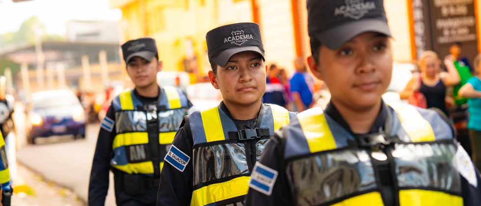Futuros oficiales de policía son desplegados en el Centro Histórico de San Salvador