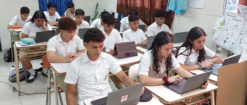 Estudiantes de bachillerato se someten al segundo día de prueba AVANZO 2024