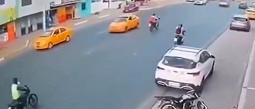 Momento cuando dos personas mueren al estrellarse avioneta en una ciudad de Ecuador