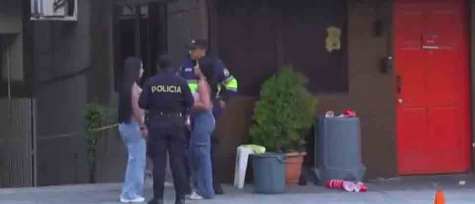 Policías intervienen a  jovencitas que se jalaban los pelos en la Zona Rosa