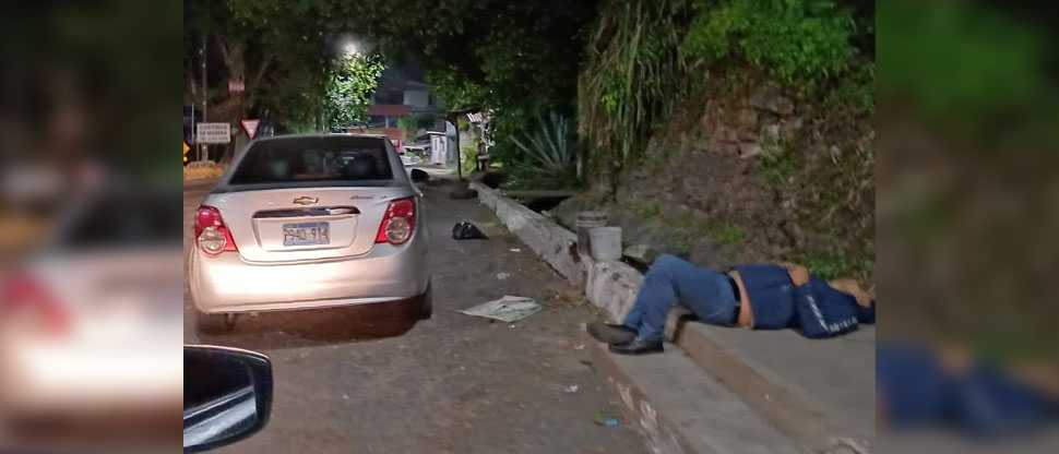 “Conductor responsable”: ebrio estaciona su vehículo y se queda dormido en plena vía