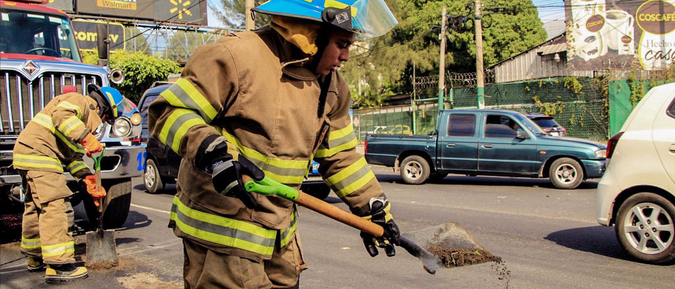 Bomberos realizan labores preventivas tras derrame de aceite en bulevar del Ejército