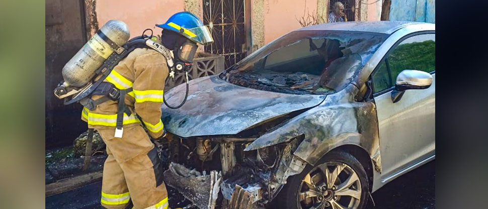 Bomberos sofocan incendio en vehículo en Zacatecoluca