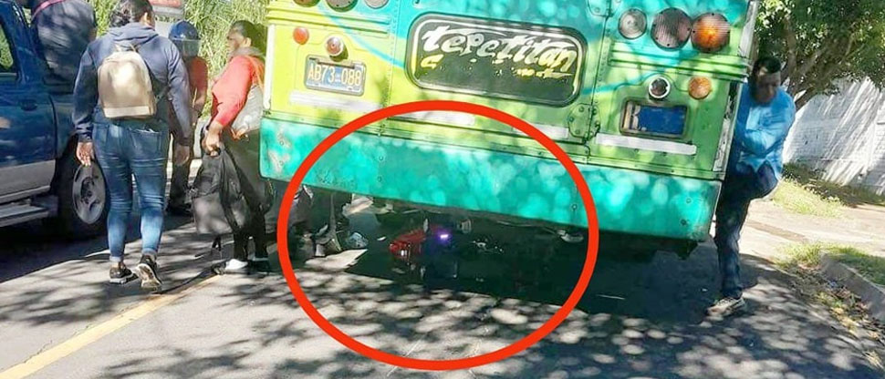 Motociclista queda debajo de un autobús tras fuerte accidente en San Vicente