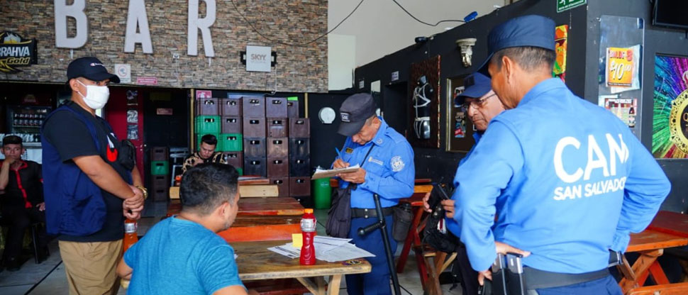 Agentes del CAM realizan procedimiento en bares en el centro de San Salvador