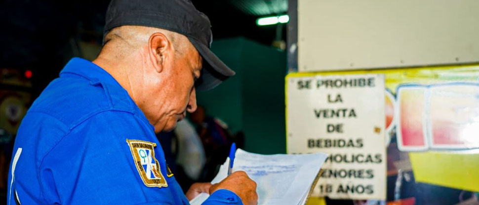 Agentes del CAM continúan verificando legalidad de bares en el centro de San Salvador