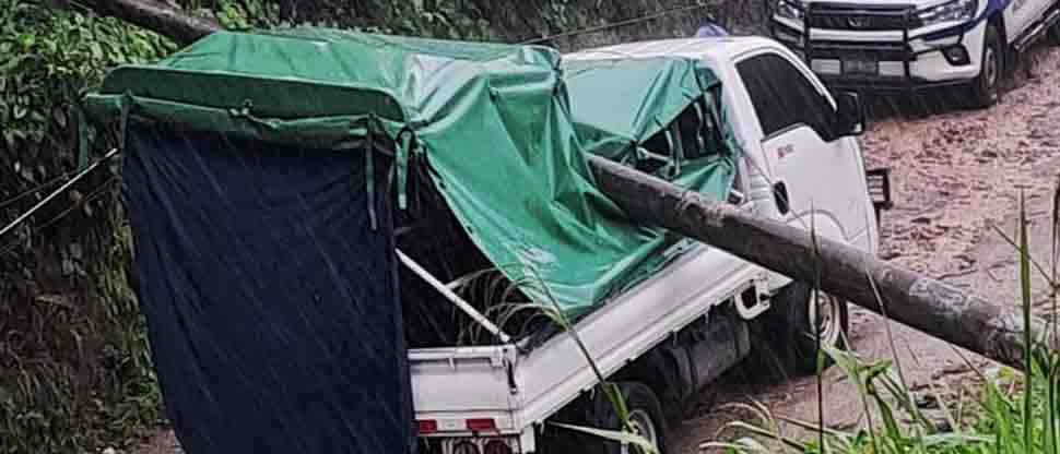 Reportan daños materiales tras caer un poste en un camión