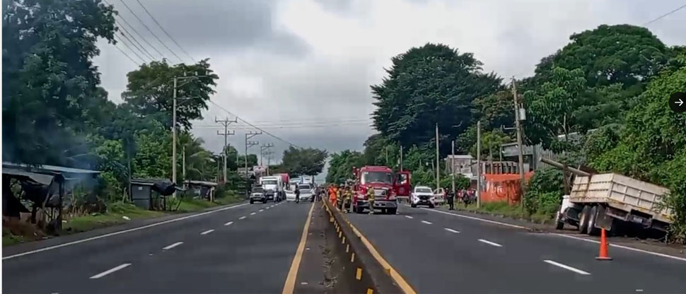 Fuerte carga vehicular por incendio en poste del tendido eléctrico en carretera a Sonsonate