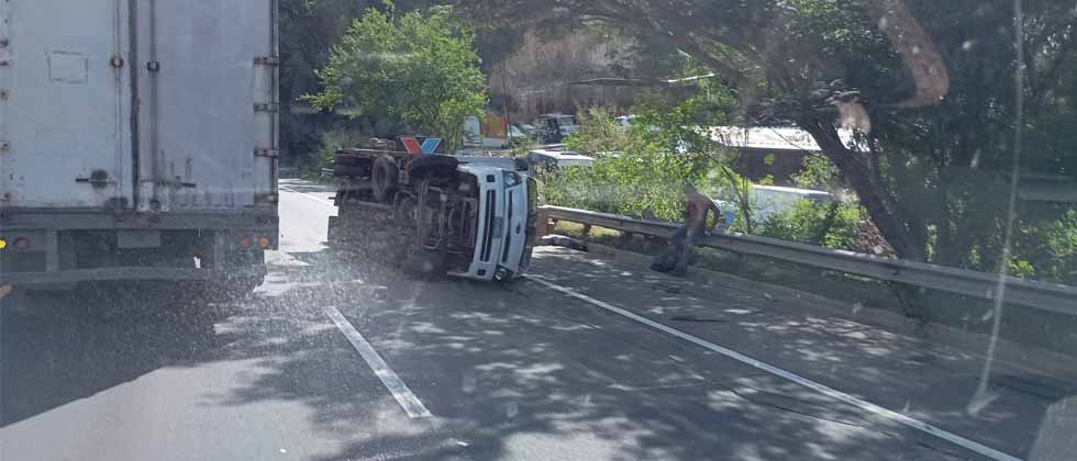 Reportan persona lesionada tras fuerte accidente en la carretera de Oro