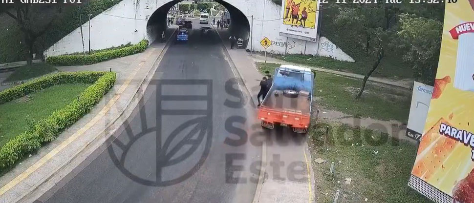 Joven se salvó de milagro de no ser atropellado por camión que chocó en paso a desnivel en Soyapango
