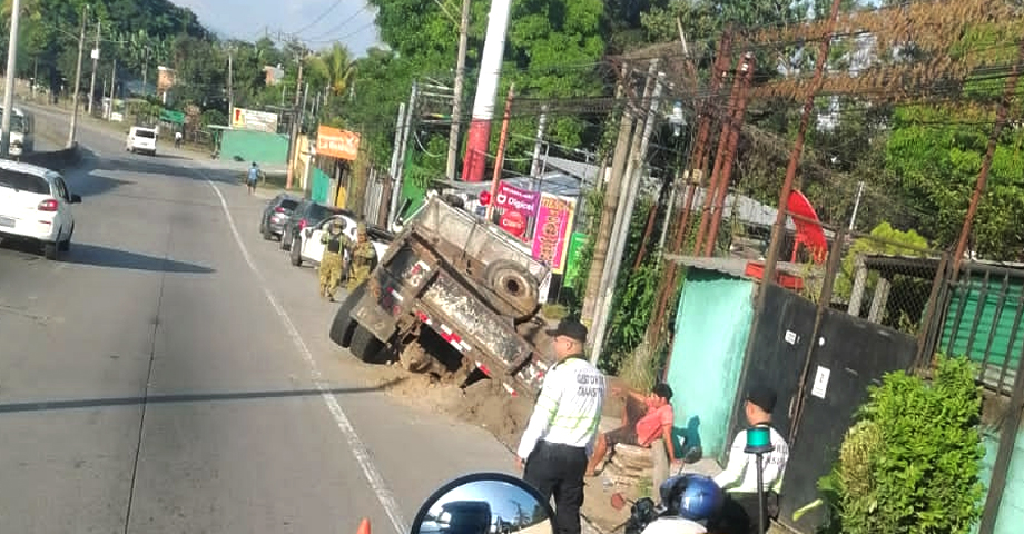 Conductor de camión pierde el control y se accidenta en la Troncal del Norte