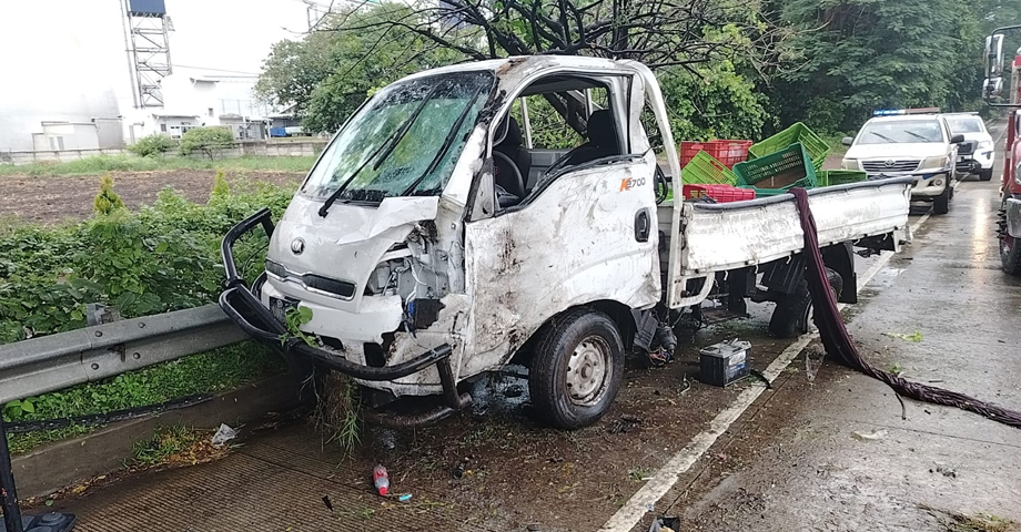 Conductor pierde el control y choca con separadores en carretera a Sonsonate