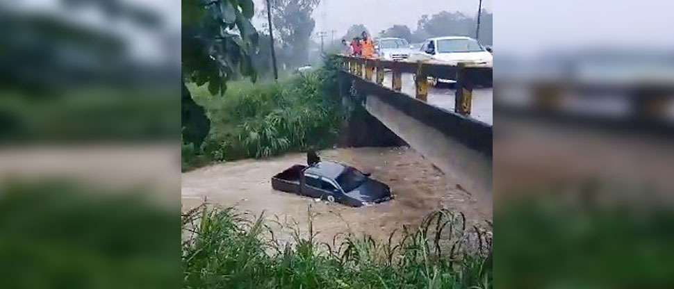 Honduras: vehículo es arrastrado tras torrenciales lluvias por depresión tropical Sara