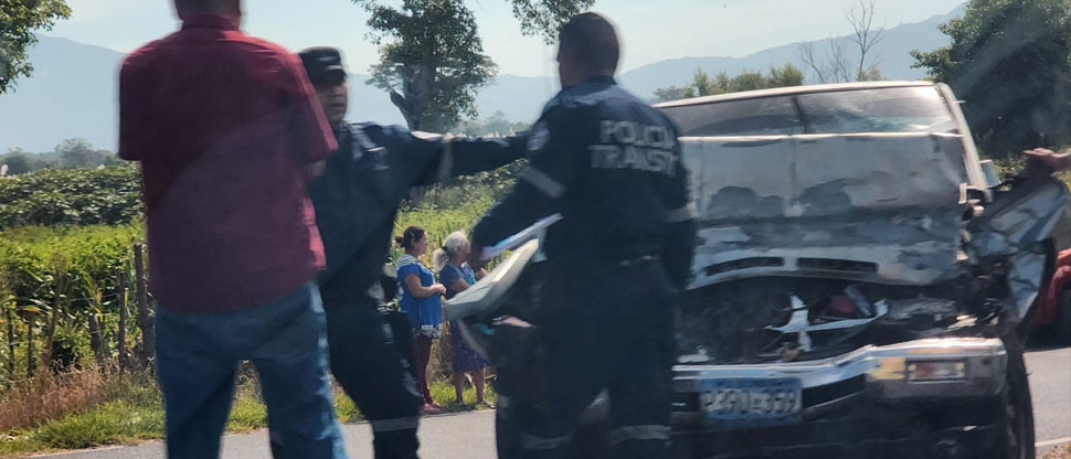 Conductor a excesiva velocidad provoca fuerte choque en San Juan Opico