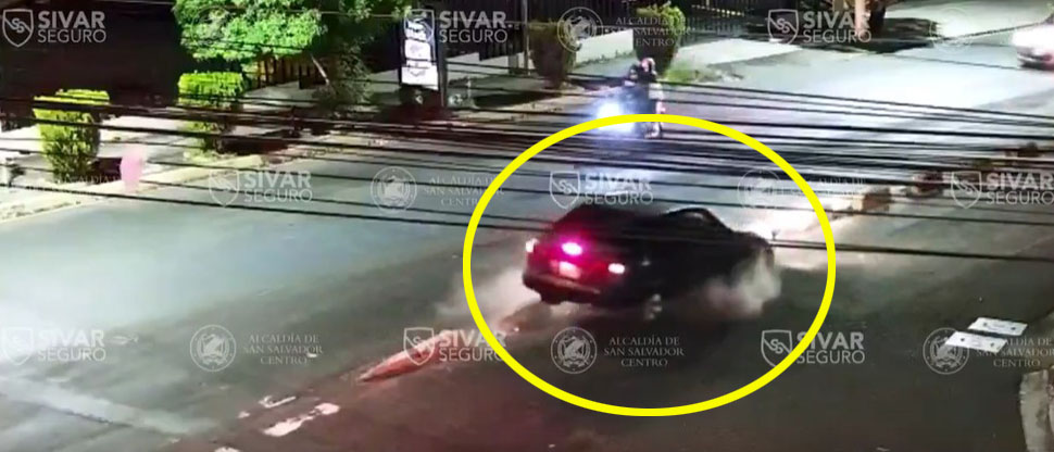 Conductor manejaba a gran velocidad y termina sobre los separadores del carril de la 75 avenida Norte