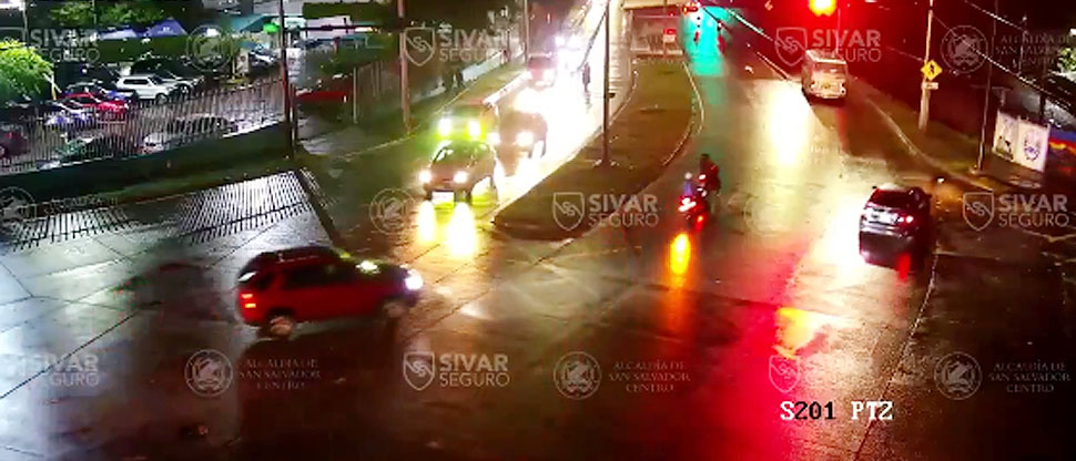 Cámaras de videovigilancia continúan captando imprudencia de algunos conductores