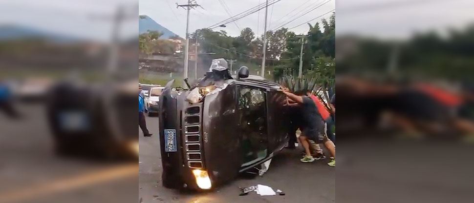 Ciudadanos auxilian a conductor borracho que volcó en Antiguo Cuscatlán