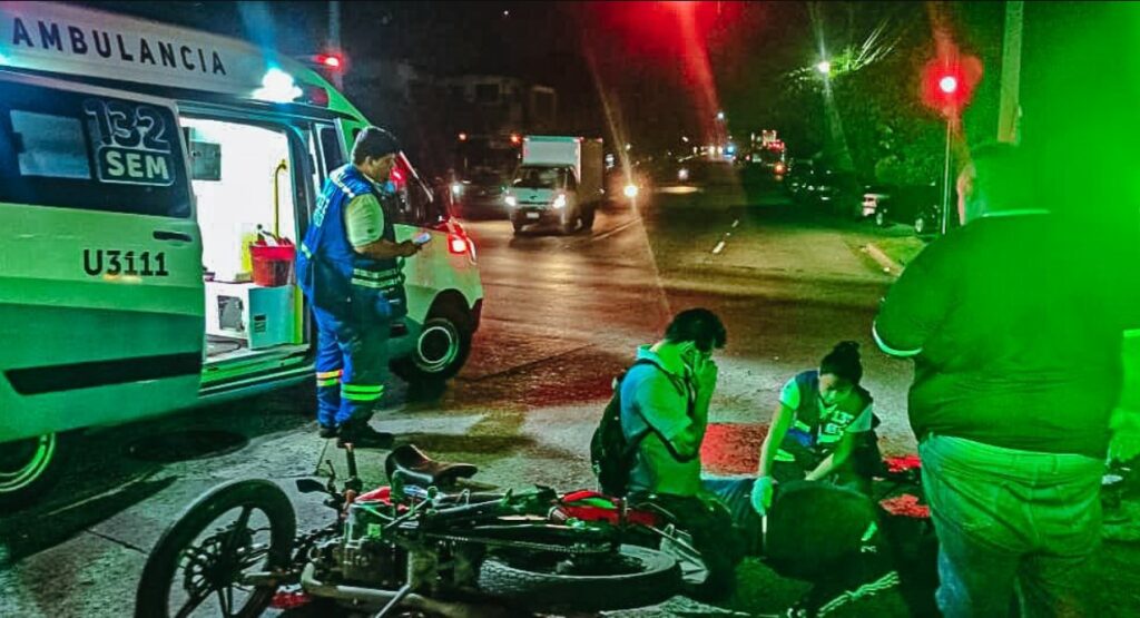 Dos motociclistas resultan con múltiples lesiones tras accidente en bulevar Constitución