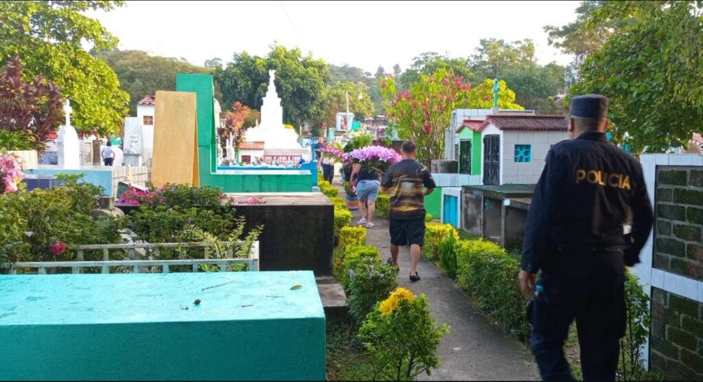 Seguridad Garantizada: salvadoreños visitan campos santos este 2 de noviembre
