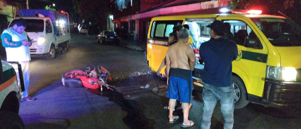 Motociclista sufre fuerte accidente de tránsito en el centro de San Salvador