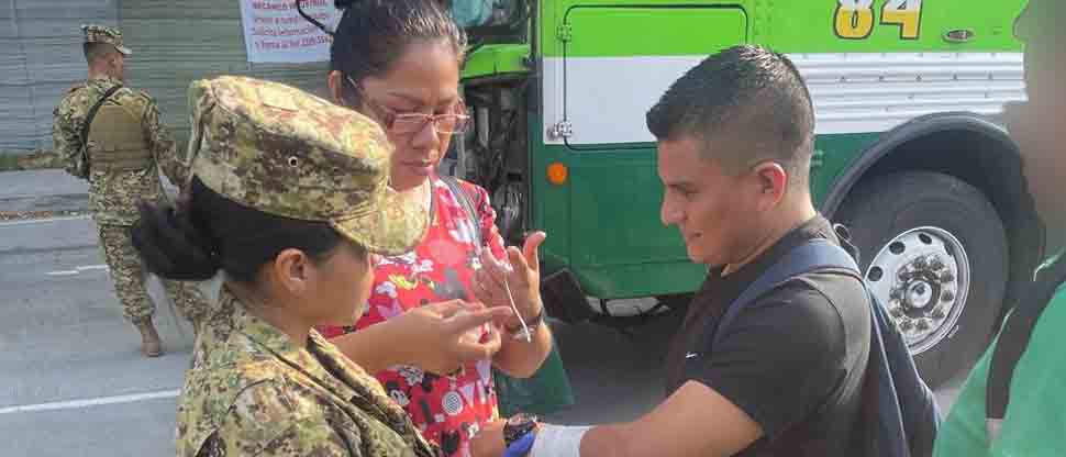 Soldados brindan primeros auxilios a conductor tras choque en carretera Panamericana