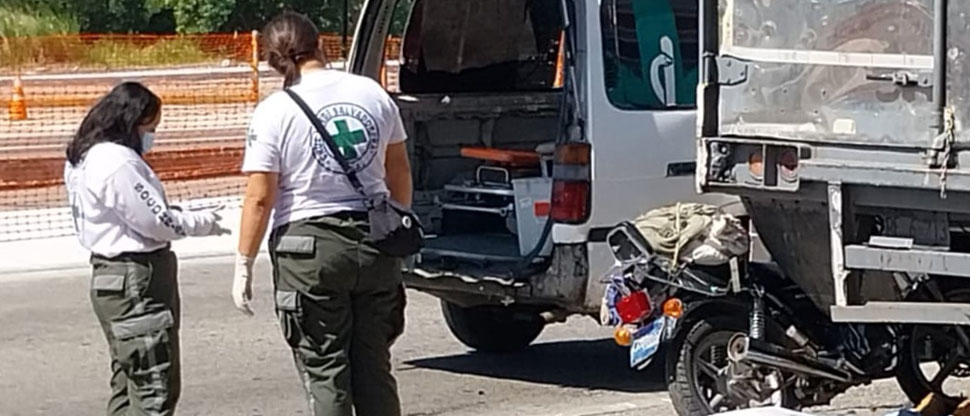 Hombre de 71 años impactó en parte trasera de camión y perdió la vida al instante