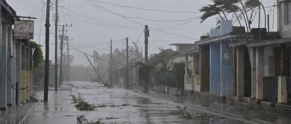 Huracán Rafael causa fuertes daños y apagones tras tocar tierra en Cuba