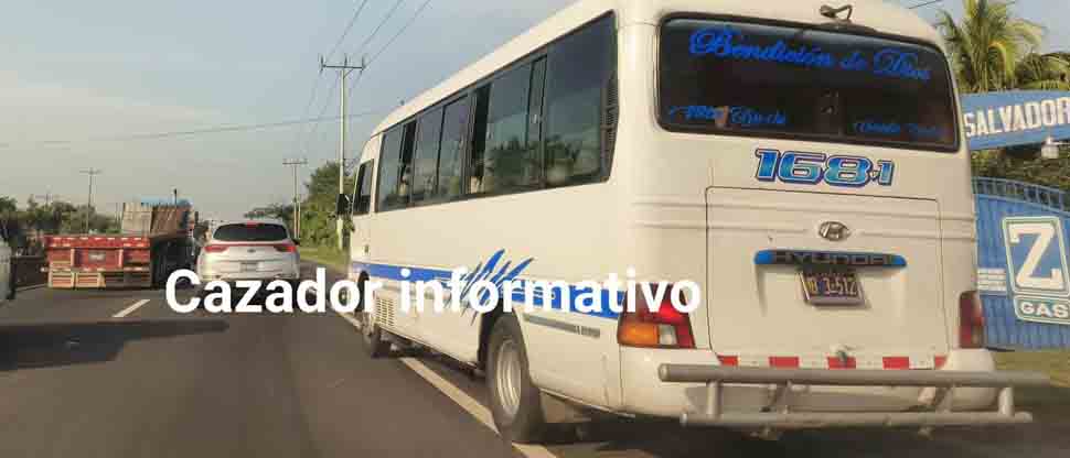 Denuncian a microbusero de la ruta 168 por no respetar el carril auxiliar