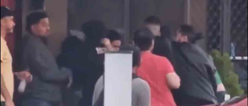 Jóvenes se jalan de los pelos afuera de discoteca en la Zona Rosa