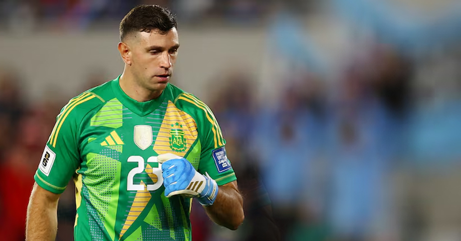 El penal más tonto de la Champions tuvo al Dibu Martínez como protagonista
