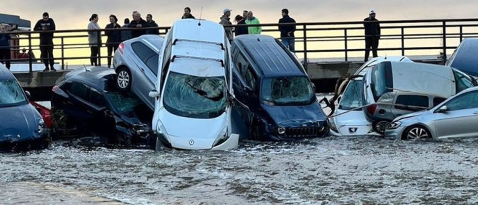 España: decenas de vehículos fueron arrastrados tras fuertes lluvias en Cadaqués