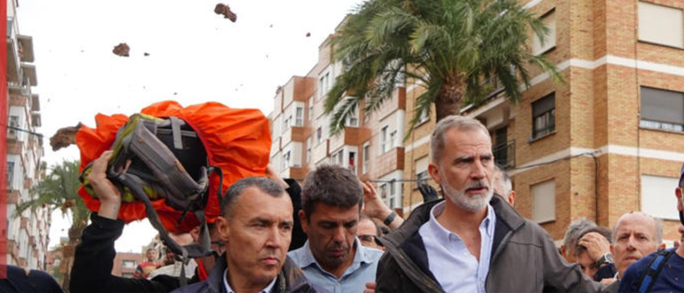 ESPAÑA: Arrojan lodo al rostro del rey Felipe VI durante visita a zonas inundadas