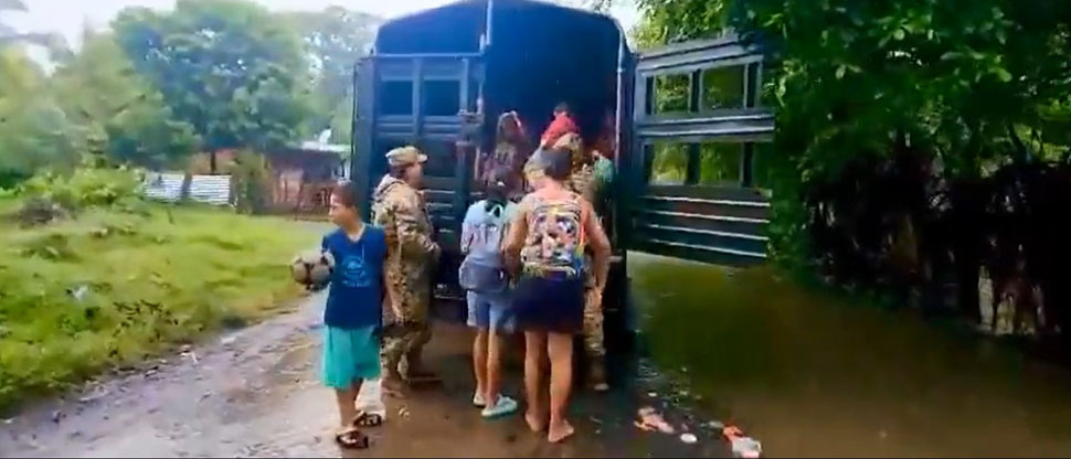 Evacuan a 23 personas del caserío río viejo de San Luis la herradura