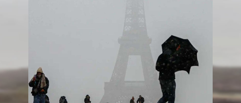 Cancelan vuelos y cierre de temporal de Torre Eiffel por fuerte nevada en Francia
