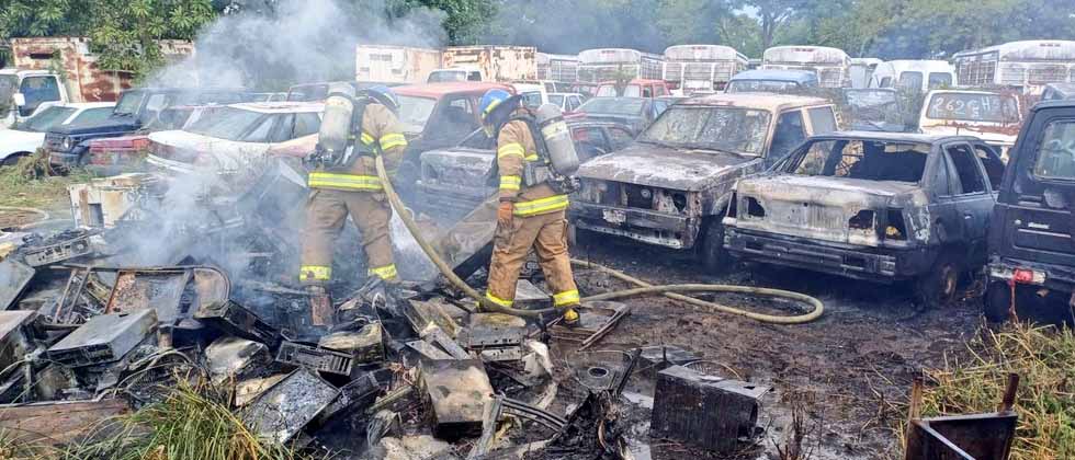 Bomberos controlan incendio en chatarrera en San Vicente
