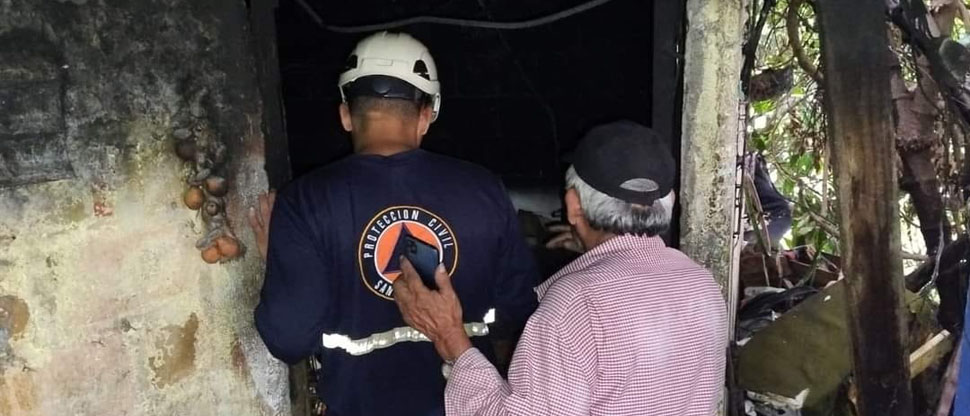 Auxilian a adulto mayor tras incendiarse su vivienda en colonia Nicaragua, San Salvador