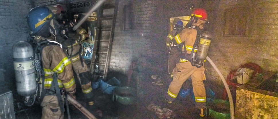Bomberos auxilian a familia que perdió sus pertenencias por incendio en su vivienda