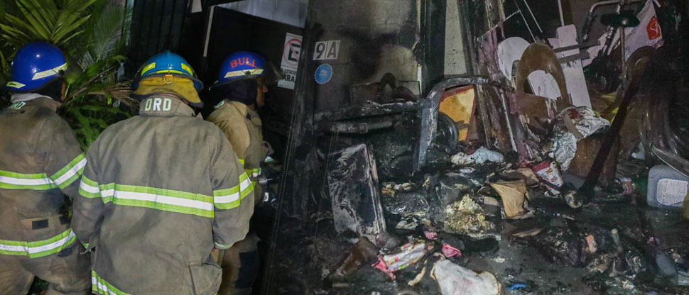 Bomberos auxilian a familia tras incendiarse su vivienda en Mejicanos