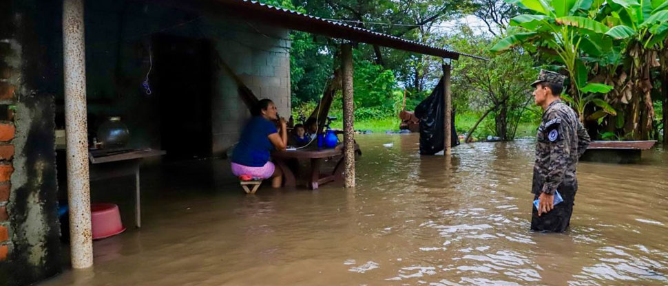 Ministro de la Defensa hace recorrido en comunidades afectadas por las lluvias