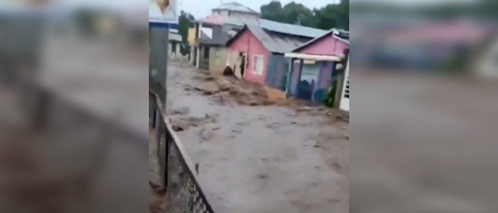 Calles parecen ríos tras colapso de tuberías por lluvias en República Dominicana