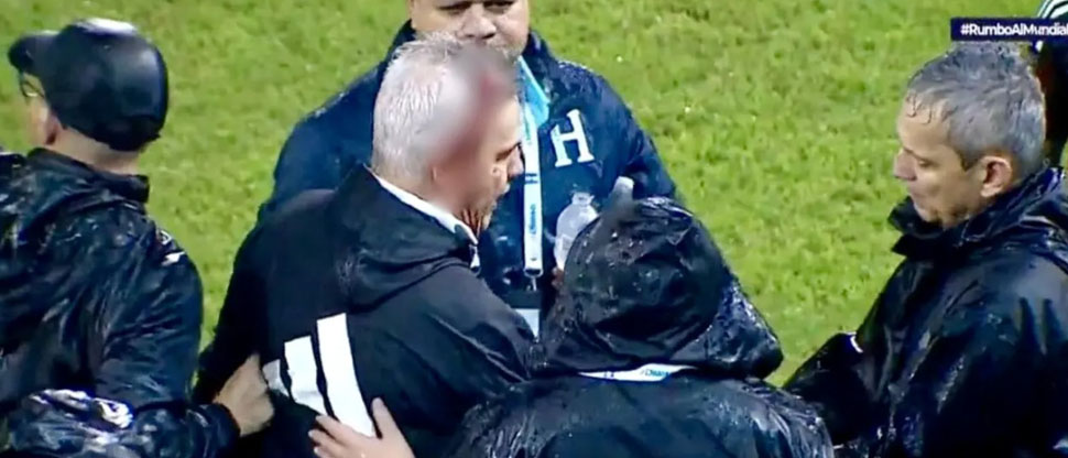 Selección hondureña es sancionada por agresión al técnico mexicano Javier Aguirre
