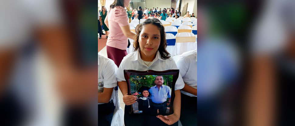 Llevó a su graduación como acompañante la fotografía de su padre que recientemente falleció