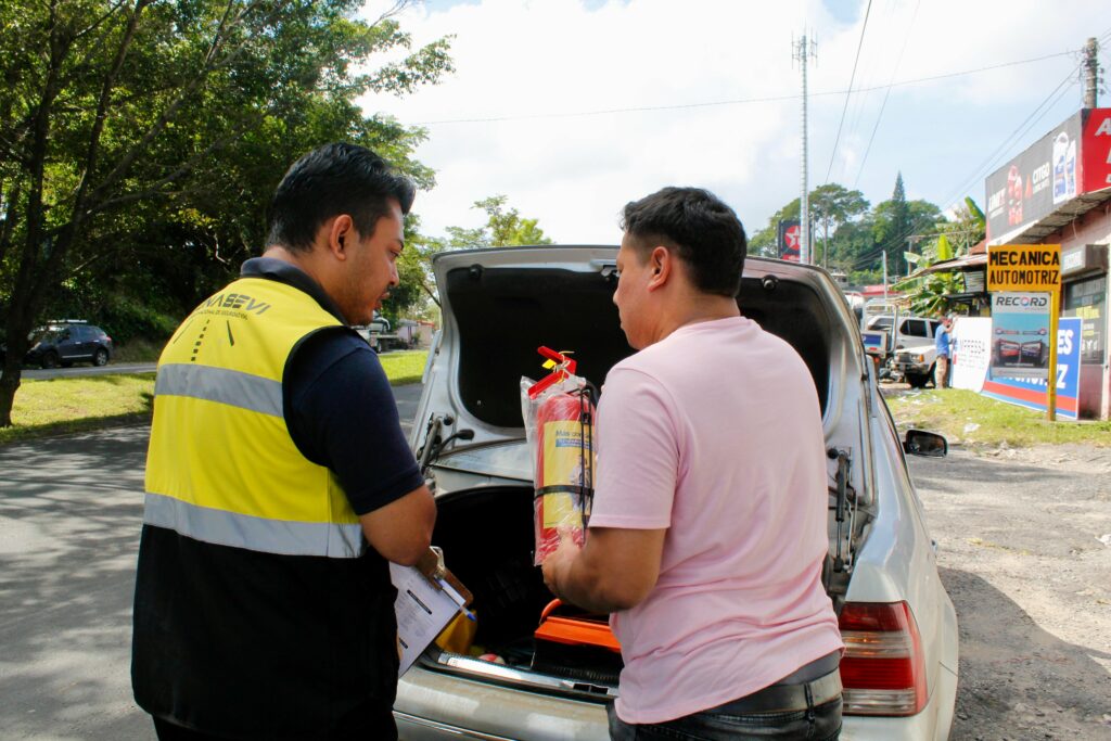 FONAT entrega kits de seguridad vial a conductores en carretera Panamericana