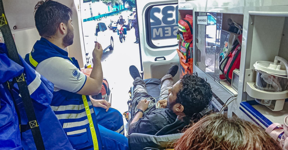 Conductor golpea a una persona que cruzaba la calle sobre la Juan Pablo II