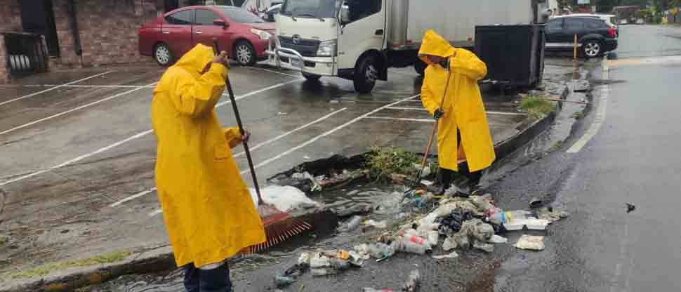 Limpian tragante que estaba topado de basura