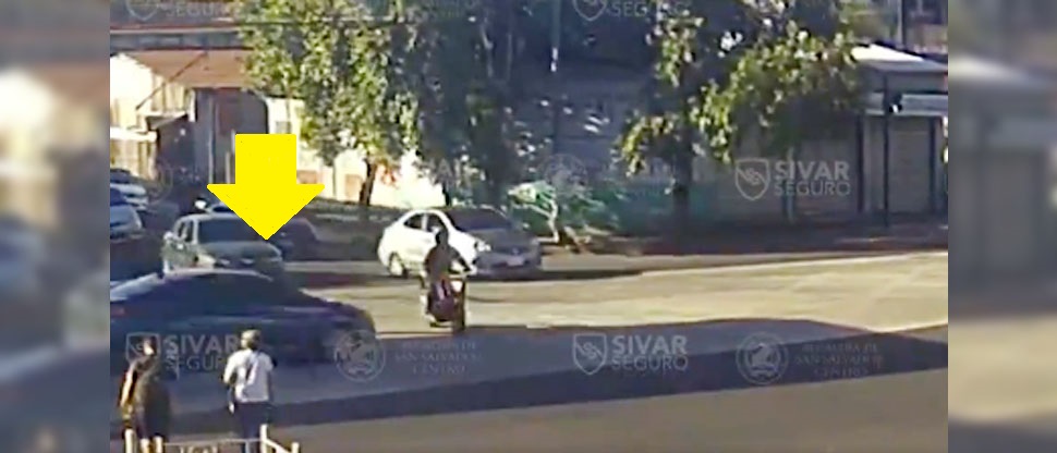 Conductor irrespeta luz de semáforo en rojo y provoca aparatoso accidente