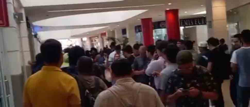 Salvadoreños abarrotan popular centro comercial este viernes para aprovechar ofertas