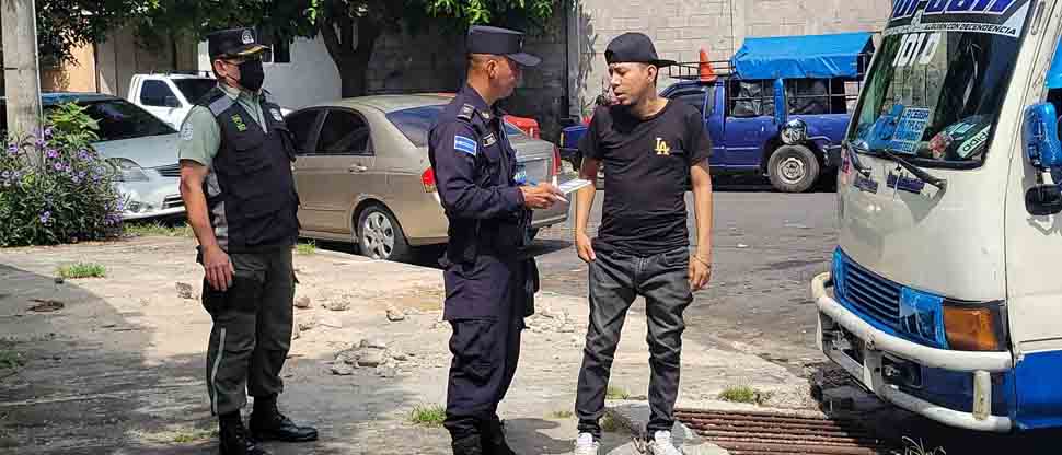 Multan a microbuseros por obstruir las calles en Santa Tecla
