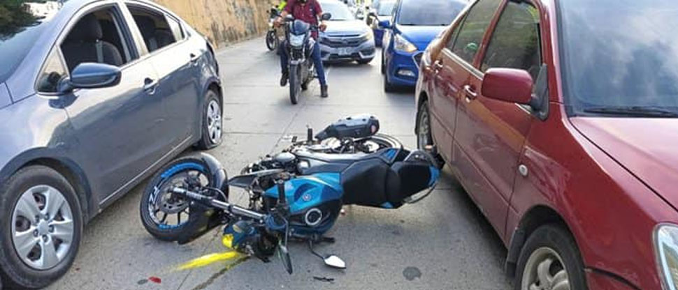 Motociclista que circulaba en medio de carriles se accidenta en carretera Los Chorros